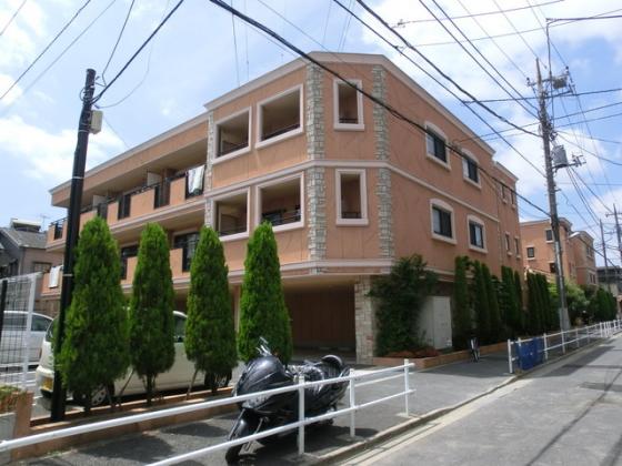 おしゃれな外観のマンションです。