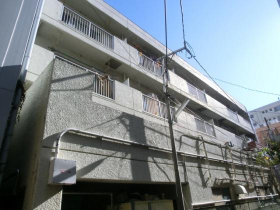 駅まで徒歩2分のマンションです。
