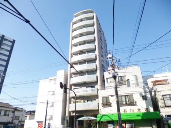 大通り沿いの綺麗なタイル貼りの外観です♪