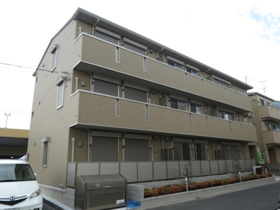 軽量鉄骨造の３階建てです♪