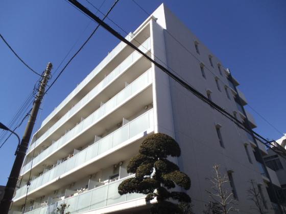 白を基調としたおしゃれなマンション