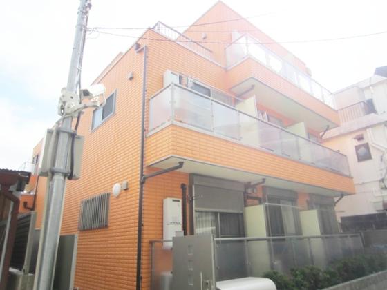 オレンジがアクセントカラーの外観です♪