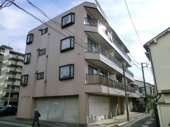 きれいなタイル貼りの賃貸マンションです。