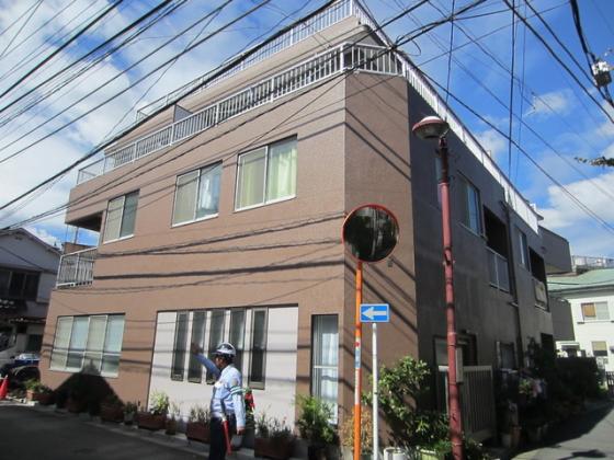 目の前に商店街があります。