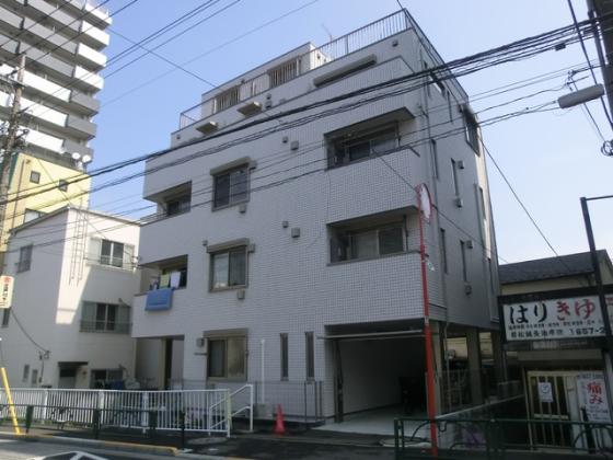 真っ白な外観がオシャレです！！