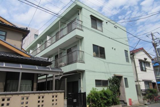 鉄骨造の3階建てマンションです♪