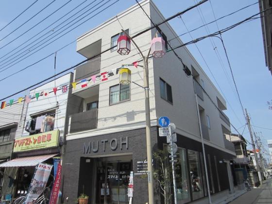 タイル張りのキレイな外観で、陽当たり良好♪