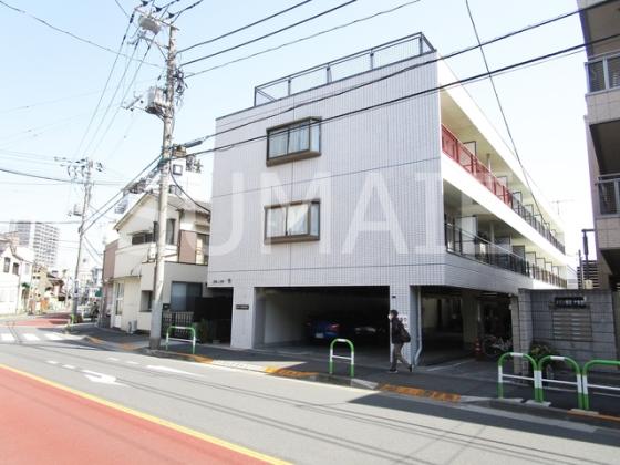 白タイルのきれいな建物です！