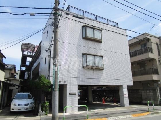 白いタイル張りのキレイな外観です