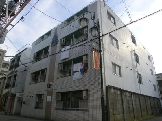 地元の商店街に面した便利な立地です。