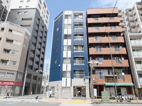 青い建物が外観です☆