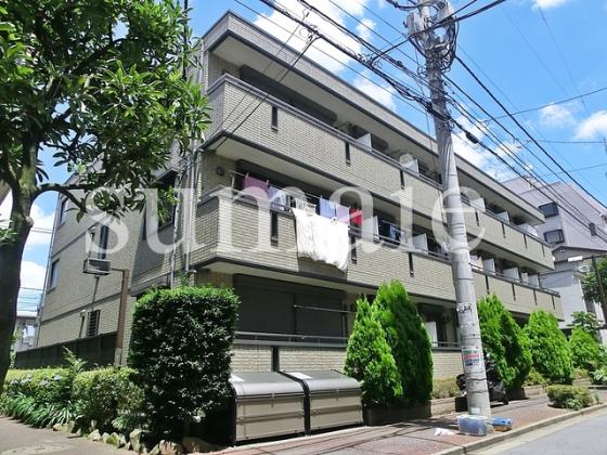 閑静な住宅街に位置する建物！商店街も近いです♪