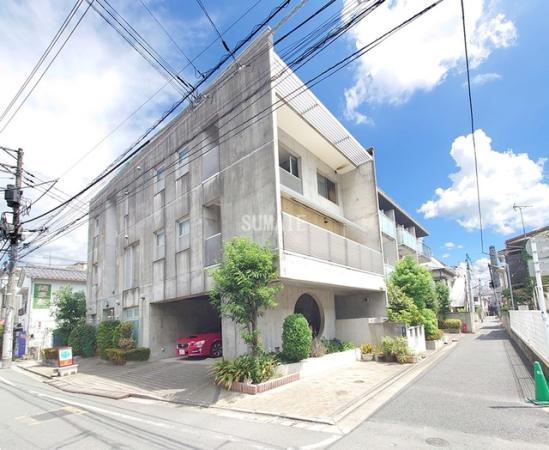 コンクリート打ちっぱなしのお洒落な外観☆