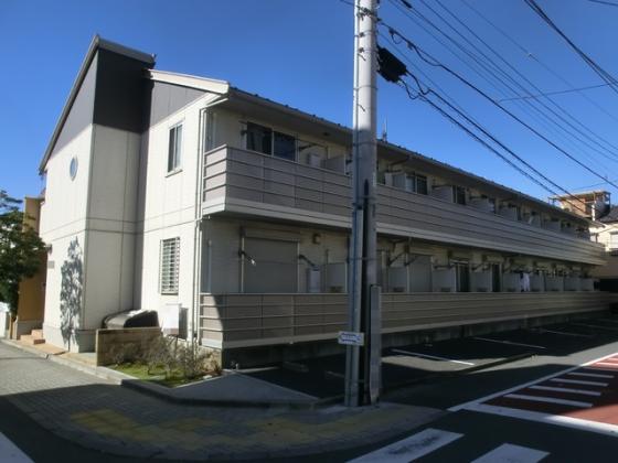白を基調としたオシャレな外観です。