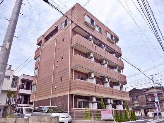 閑静な住宅街に位置する綺麗な建物です♪