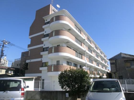 オシャレでしっかりしたマンションです。