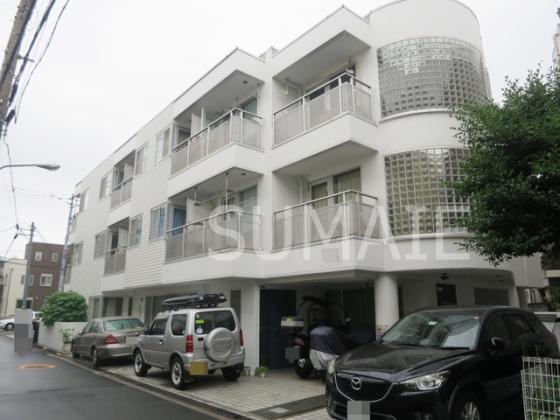 閑静な住宅街にあるマンションです。