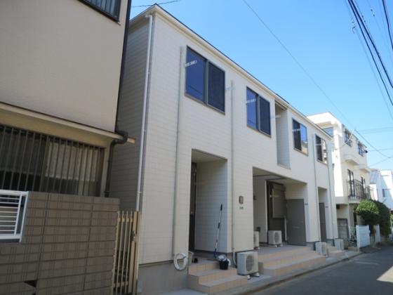 閑静な住宅街にあるアパートです。