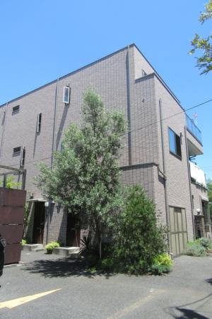 鉄骨造の３階建てマンションです♪