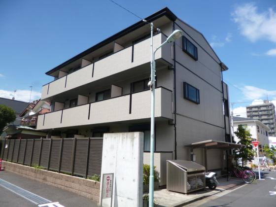 スタイリッシュな外観の建物です♪