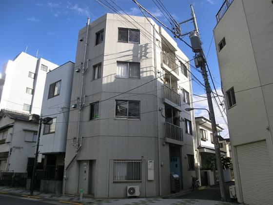コンクリート打ちっぱなしのオシャレな外観です。