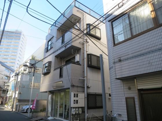 駅から近い3階建のマンションです♪