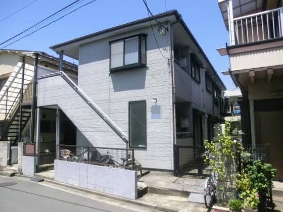 閑静な住宅地にあるアパートです。
