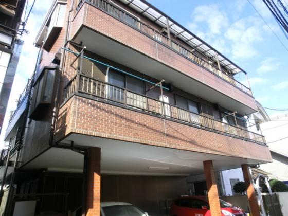 茶色基調のおしゃれな外観のマンションです♪