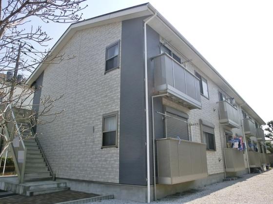 おしゃれな外観の２階建てアパートです。