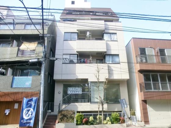 タイル張りの外壁で綺麗です。